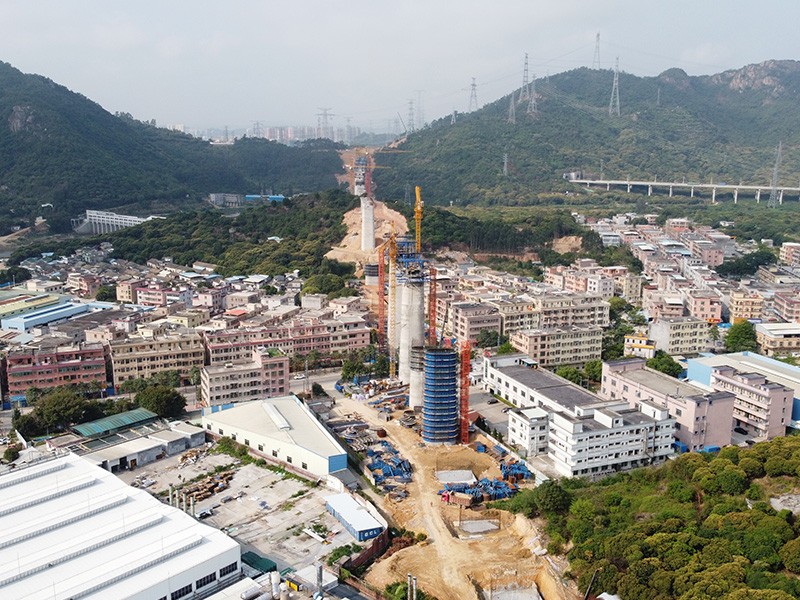 贛深高鐵中鐵十九局跨廠施工現場